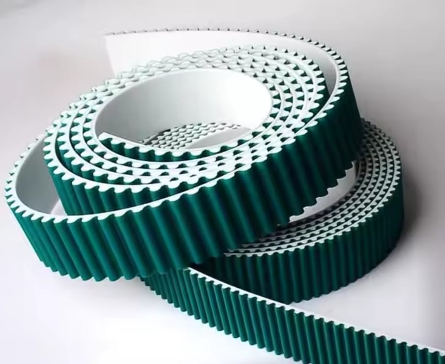 Correa industrial enrollada de color verde